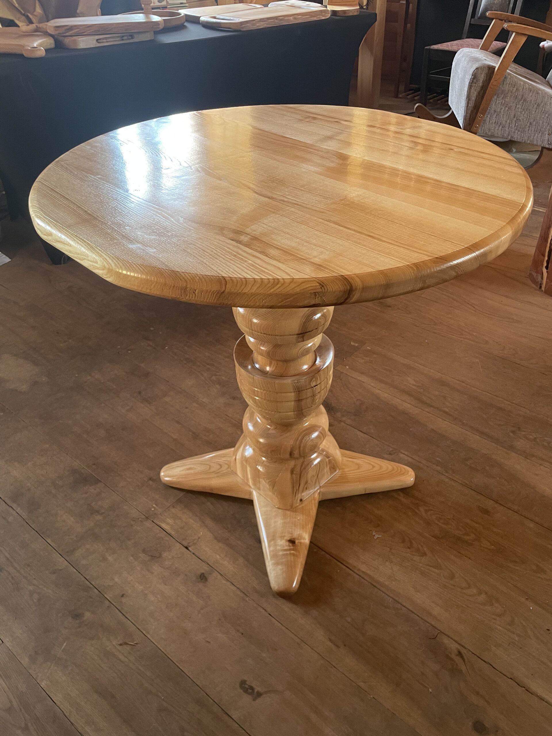 Täispuidust kauni jalaga ümmargune laud