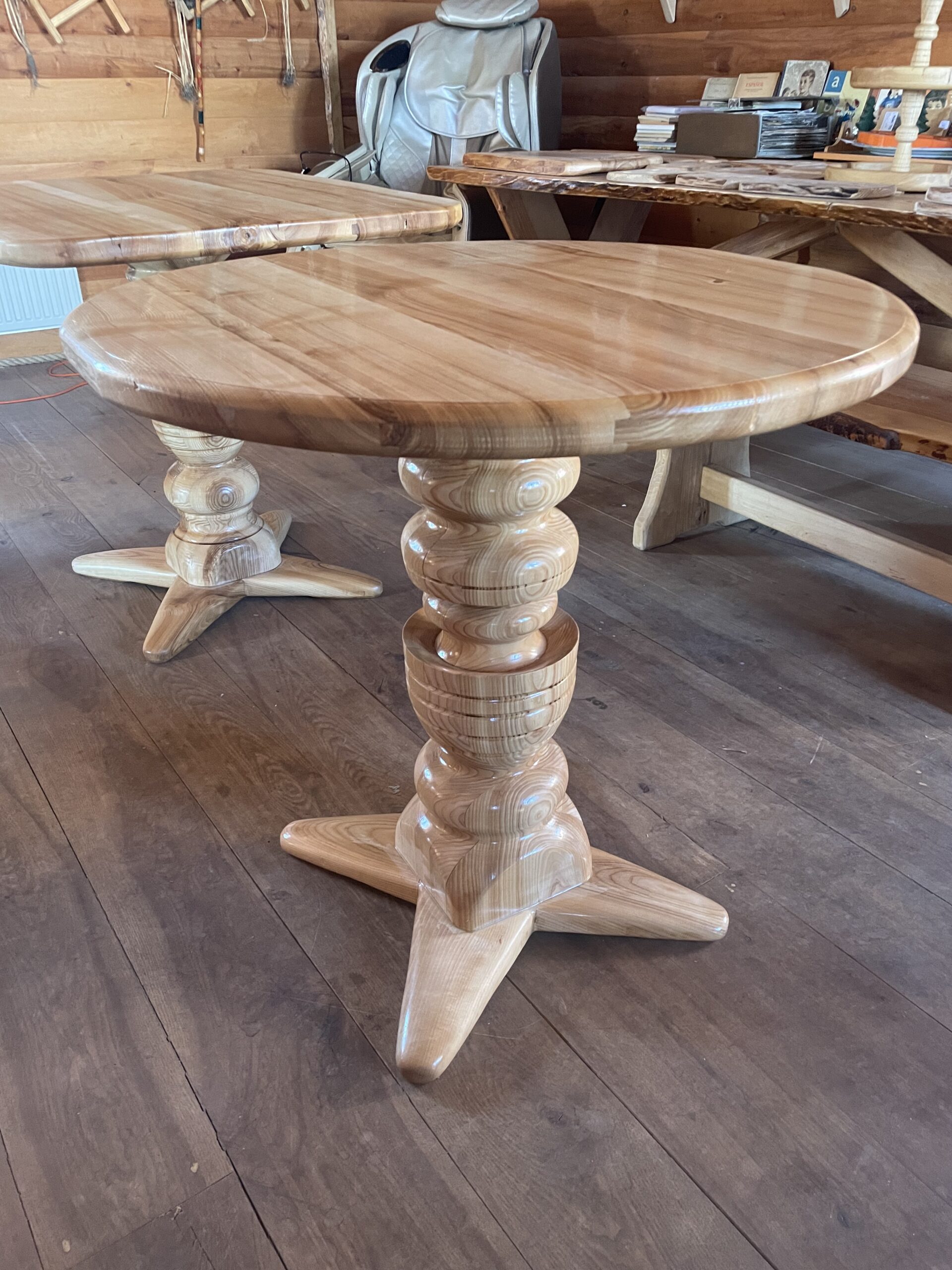 Täispuidust kauni jalaga ümmargune laud - Image 6